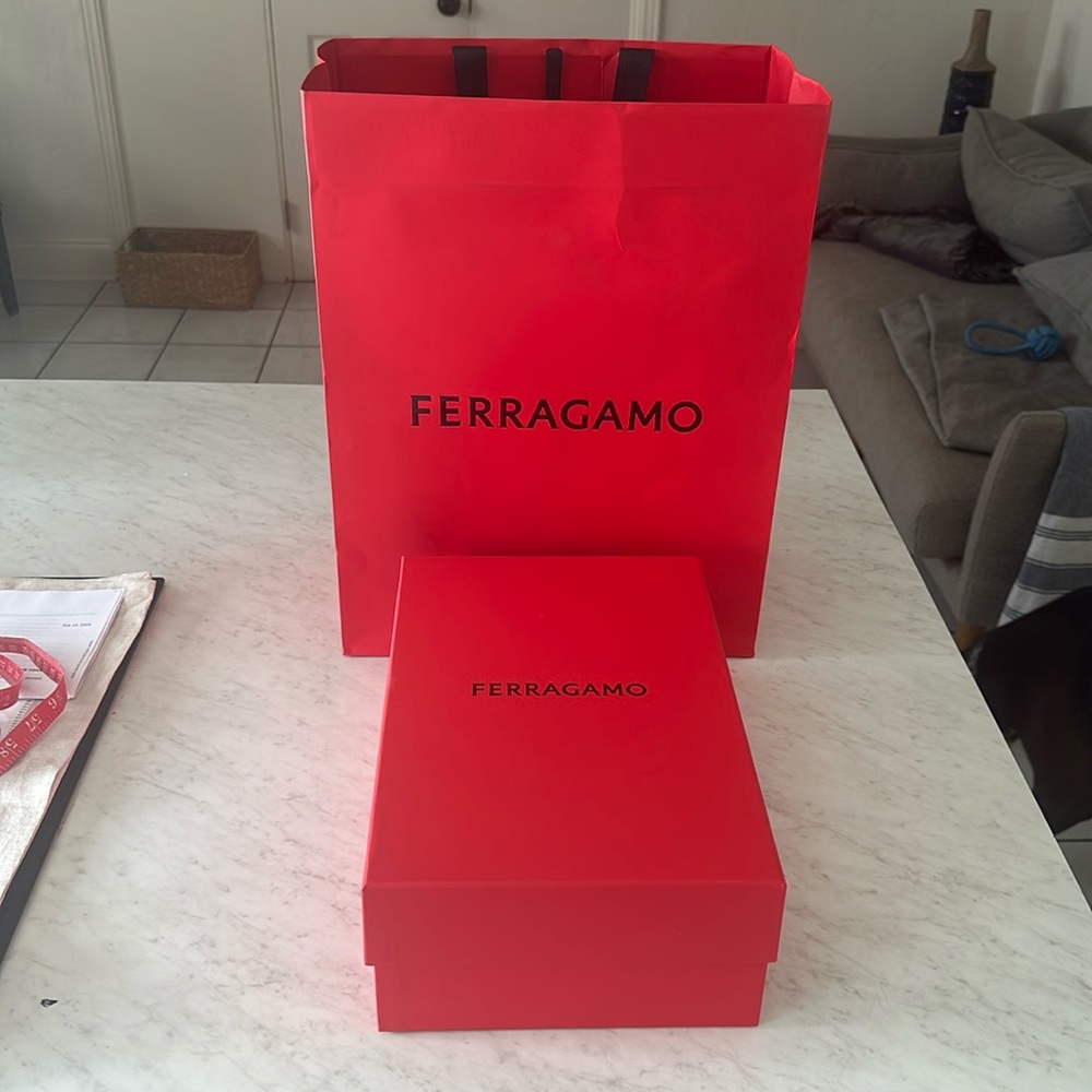 FERRAGAMO ♥️ shoe box + shopping in very good condition !!!!!!!